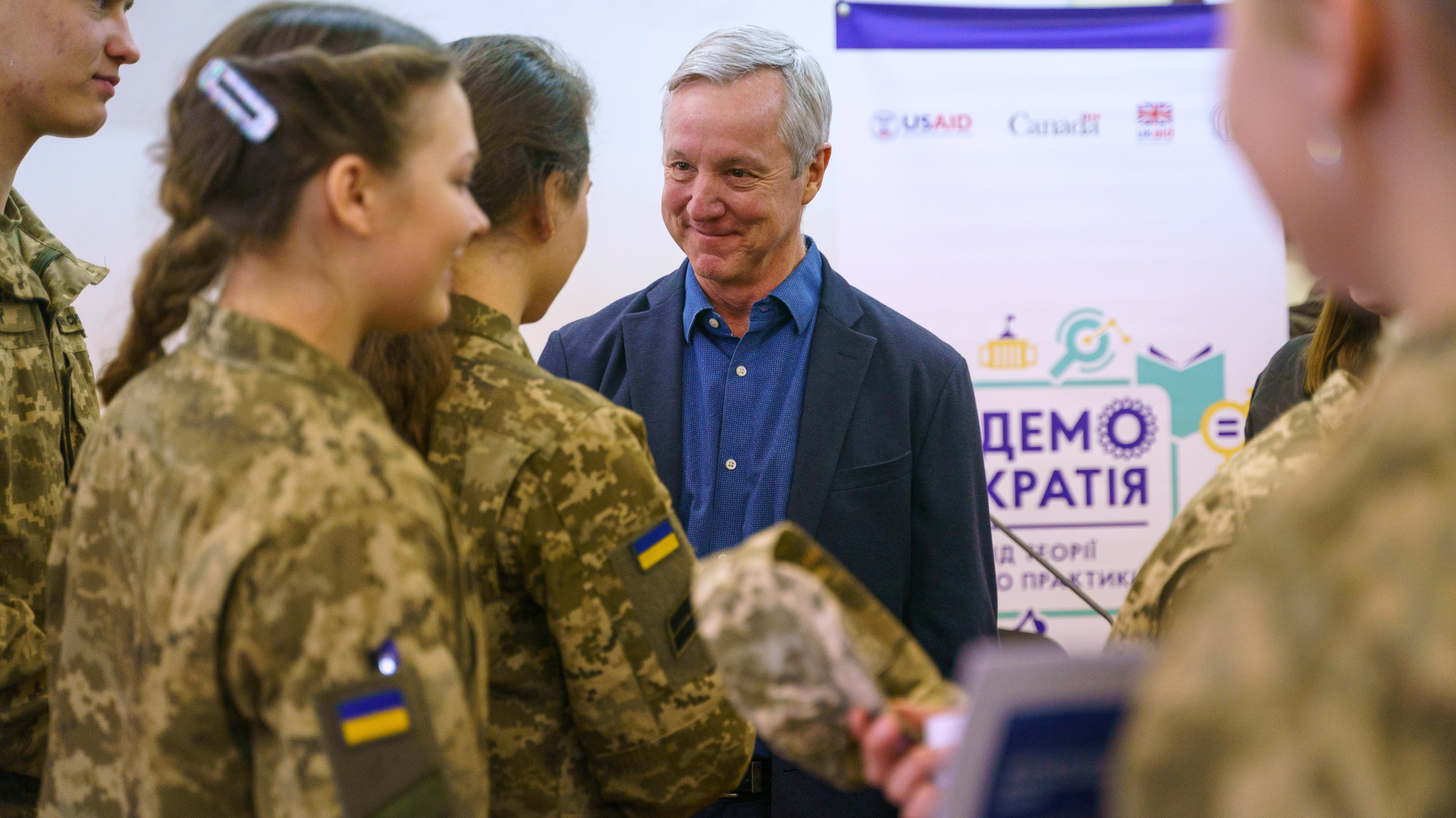 Tony Banbury meets with student soldiers in Ukraine