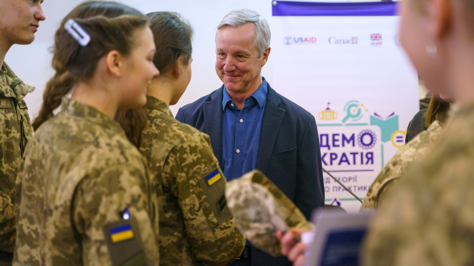 Tony Banbury meets with student soldiers in Ukraine