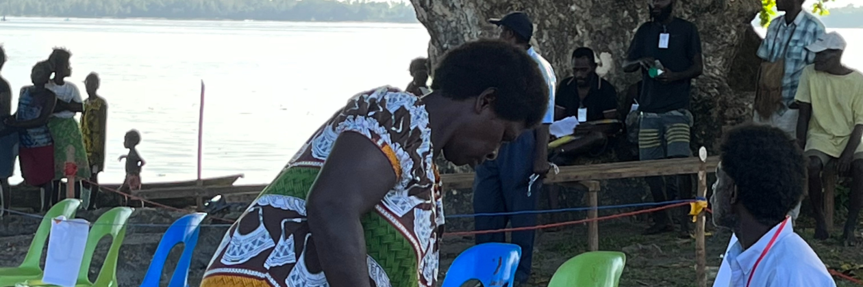 Image of voters and election officials gathered in Papua New Guinea